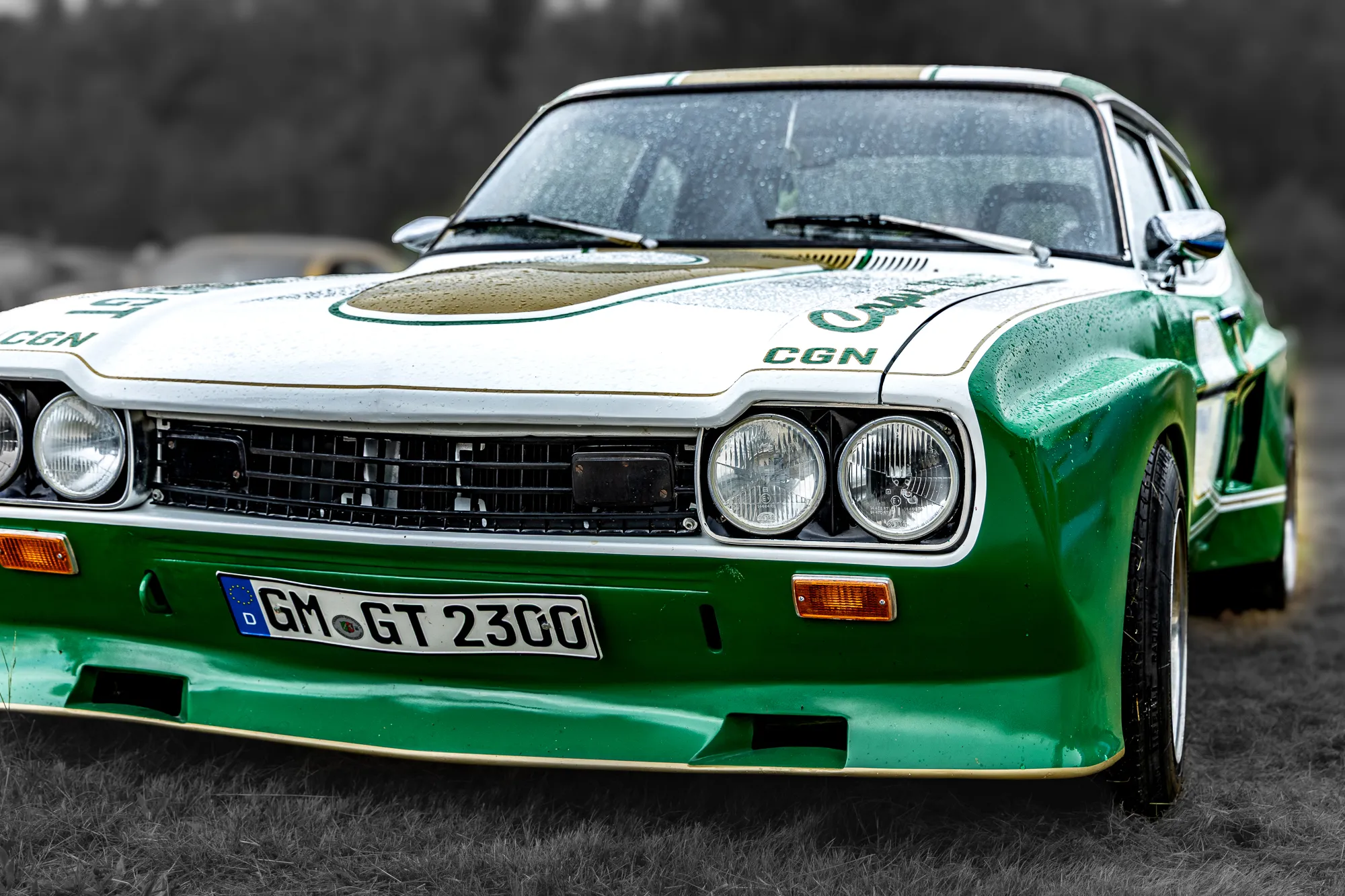 Grün-weißer Ford Capri RS 2300 im Rennlook mit Startnummer-Aufklebern „CGN“ und Kennzeichen GM-GT 2300, Frontpartie mit Doppelscheinwerfern und Spoilerlippe.